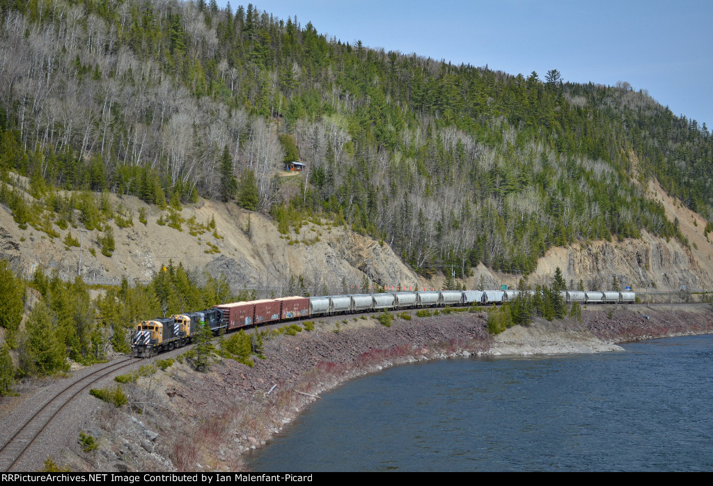 1868 leads SFG 565 near Matapedia